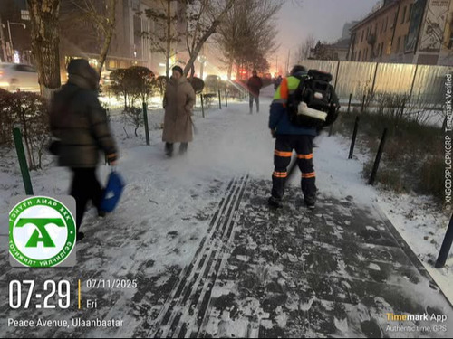 Явган хүний замын цасыг тусгай техникээр цэвэрлэж байна